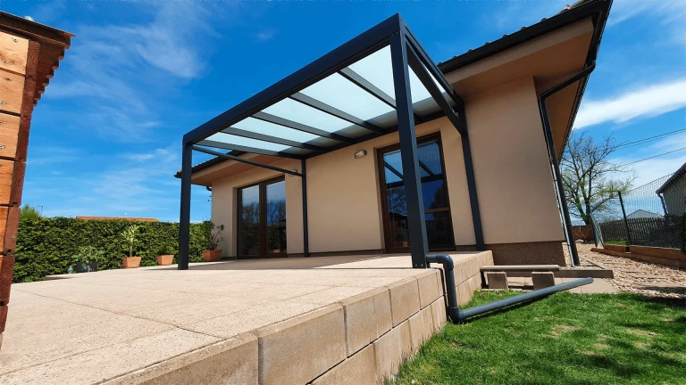 Moderná antracitová hliníková pergola s presklenou strechou na terase rodinného domu