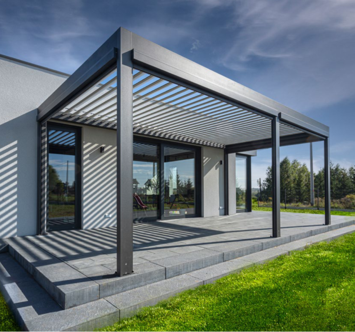 Moderná bioklimatická pergola s otočnými lamelami na terase rodinného domu