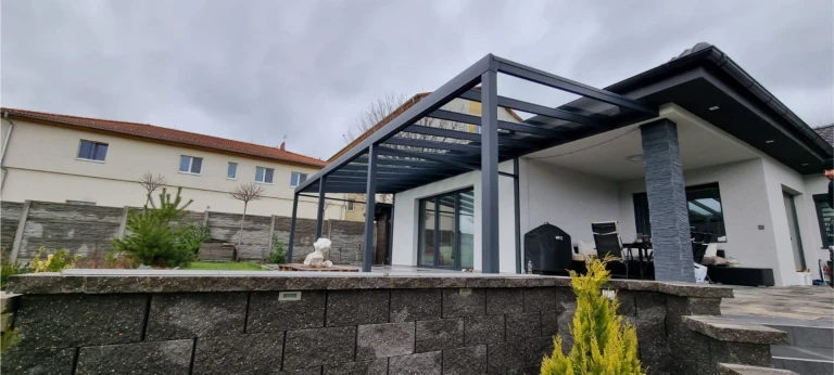 Hliníková pergola ROBUST + zasklenie ŠTANDARD - realizácia v lokalite Klášterec