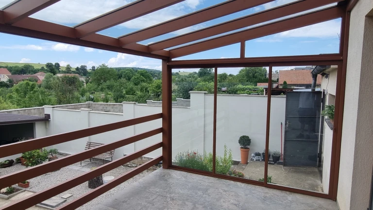 Atypická hliníková pergola ROBUST s bezpečnostným sklom - realizácia v lokalite Štefanov
