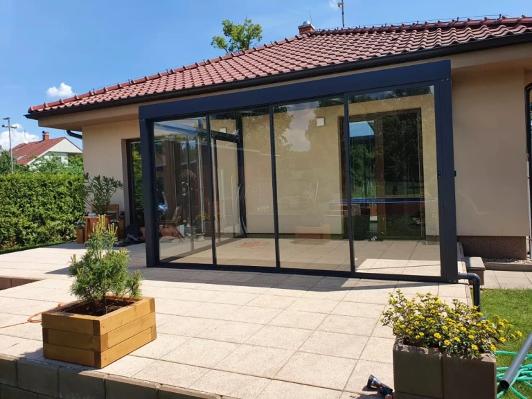 Hliníková pergola ROBUST + zasklenie ŠTANDARD - realizácia v lokalite Vyškov