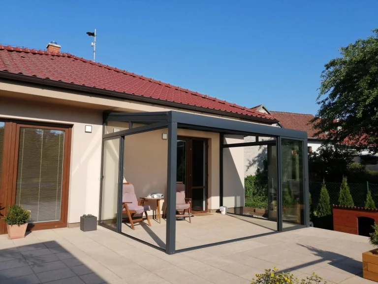 Hliníková pergola ROBUST + zasklenie ŠTANDARD - realizácia v lokalite Vyškov