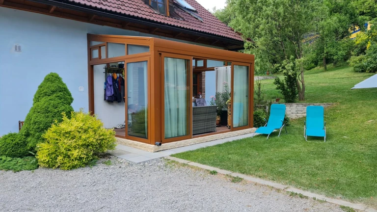 Hliníková pergola ROBUST a zasklenie - realizácia v lokalite Lučatín