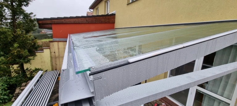 Hliníková pergola LIGHT so zasklením a integrovaným odtokom - realizácia