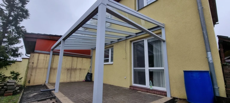 Hliníková pergola LIGHT so zasklením a integrovaným odtokom - realizácia