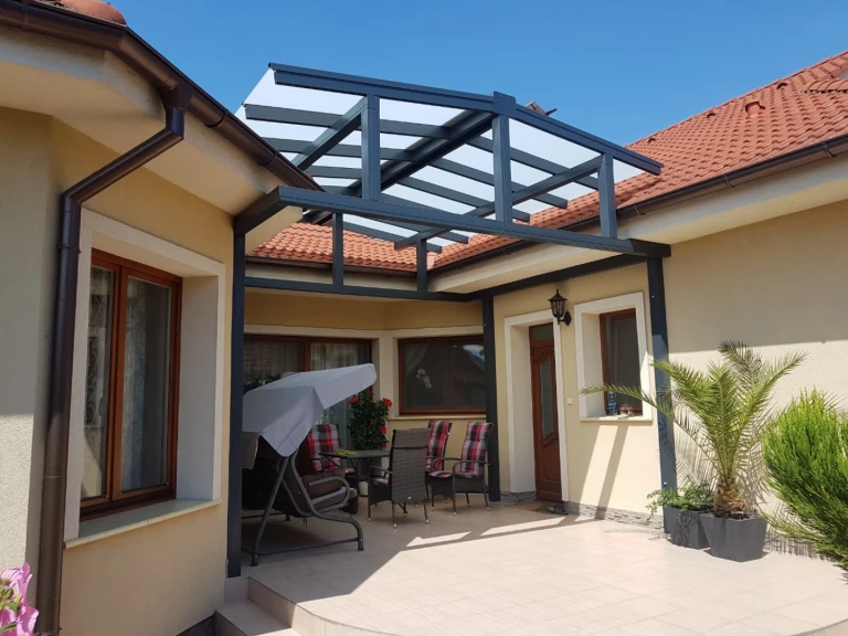 Hliníková pergola ROBUST pre pôdorys domu do U - realizácia