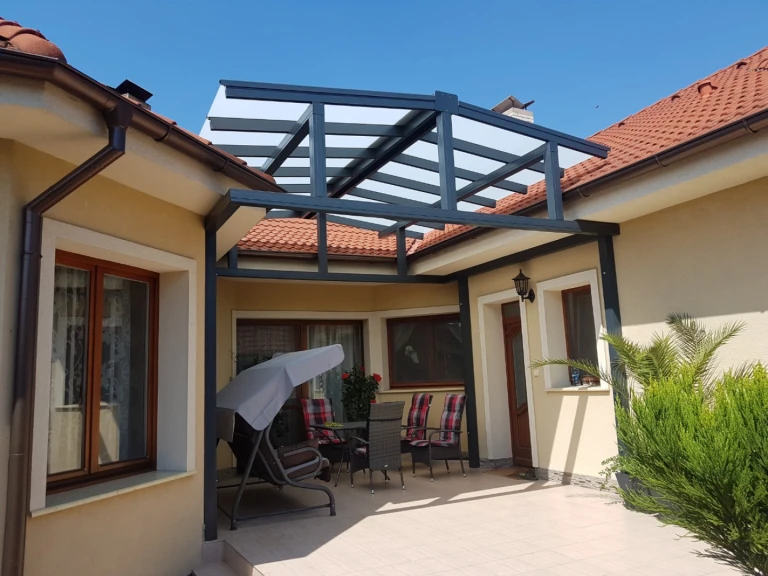 Hliníková pergola ROBUST pre pôdorys domu do U - realizácia