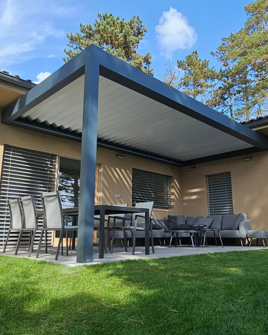 Moderná bioklimatická pergola s hliníkovou konštrukciou a nastaviteľnými lamelami na terase rodinného domu