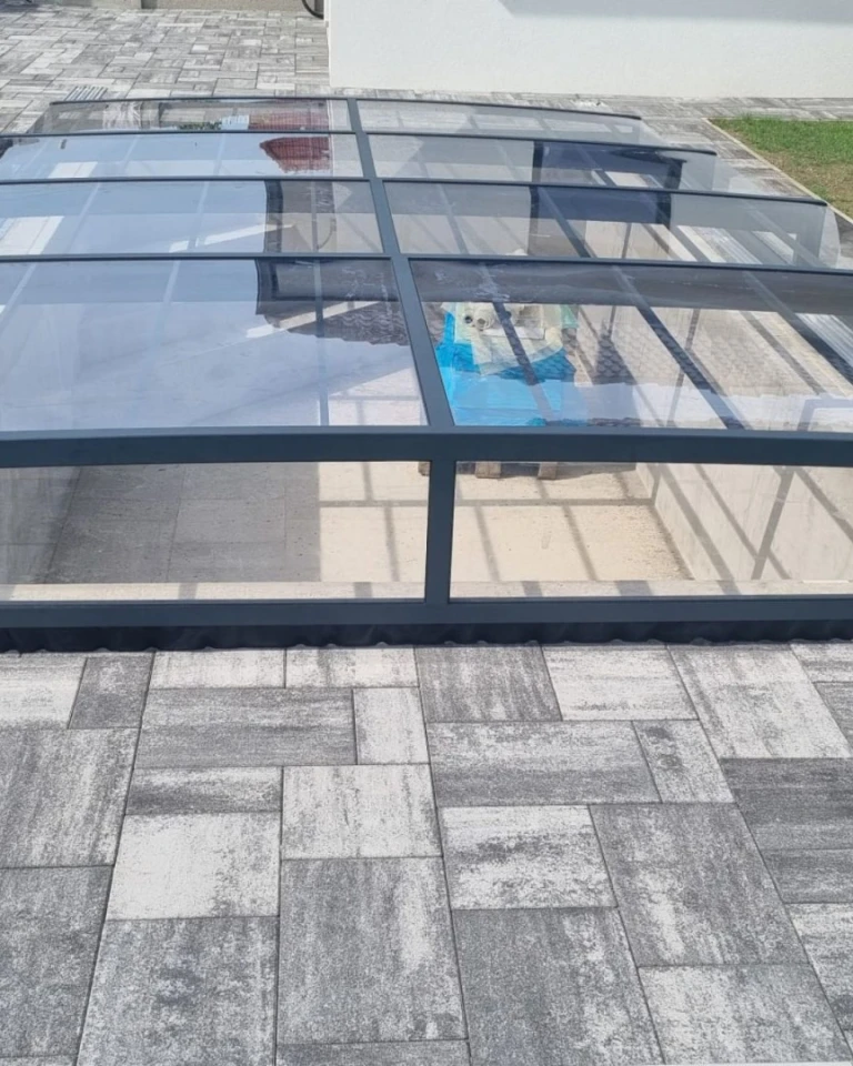Moderné nízke prekrytie bazéna s antracitovou konštrukciou a čírym polykarbonátom