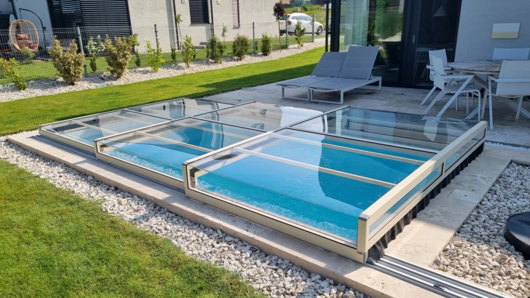 Moderné nízke presklené zastrešenie bazéna na terase rodinného domu v Záhorskej Bystrici.