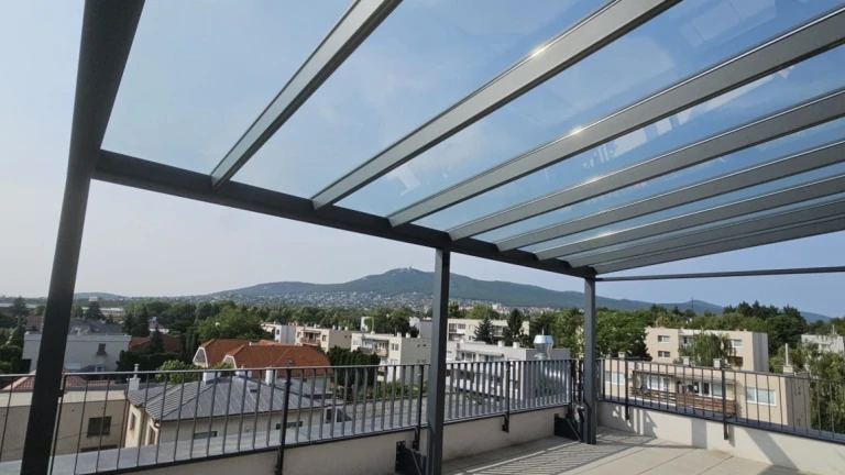 Moderná hliníková pergola so sklenenou strechou na terase s výhľadom na Nitru a vrch Zobor