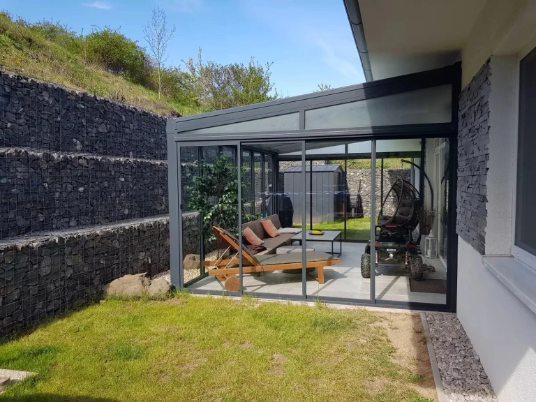 Moderná hliníková pergola so skleneným zastrešením a posuvným systémom vedľa domu v Braňanoch.