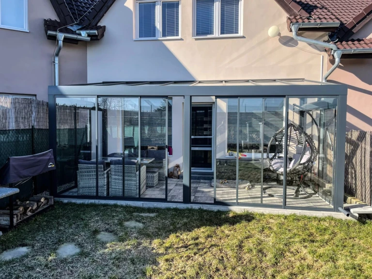 Moderná hliníková pergola ROBUST so štandardným presklením a záhradným nábytkom v obci Stehelčeves