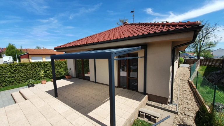 Hliníková pergola ROBUST + zasklenie ŠTANDARD - realizácia v lokalite Vyškov