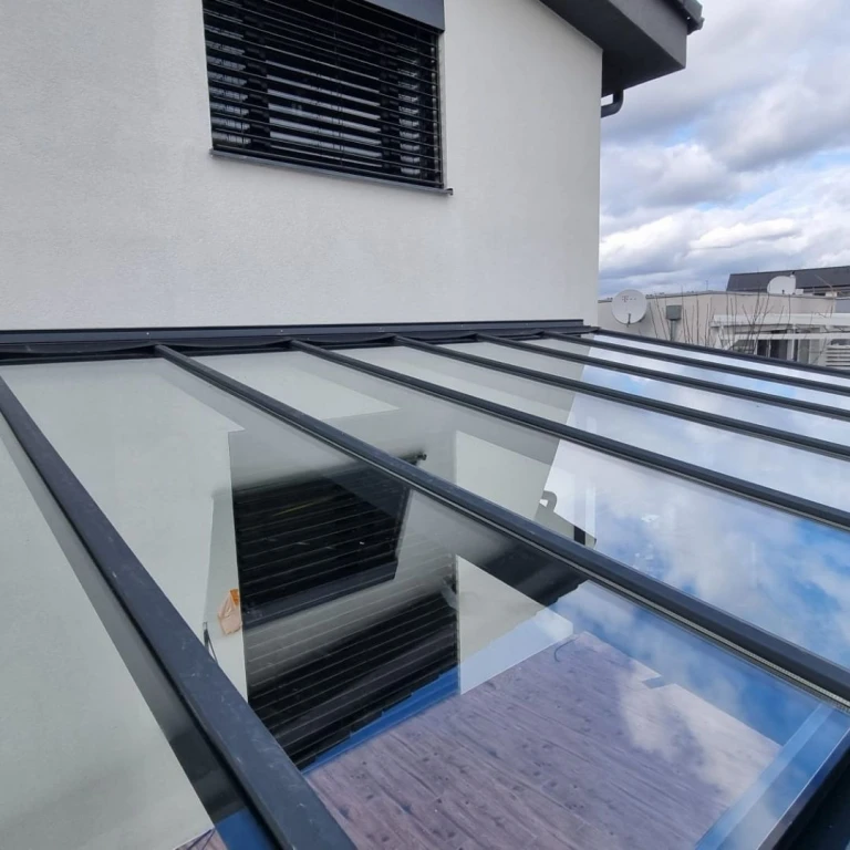 Detailný pohľad zhora na presklenú strechu hliníkovej zimnej záhrady