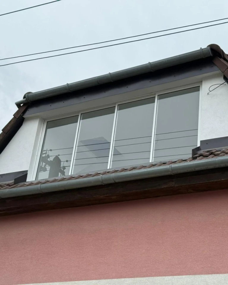 Moderné bezrámové zasklenie balkóna na podkroví rodinného domu